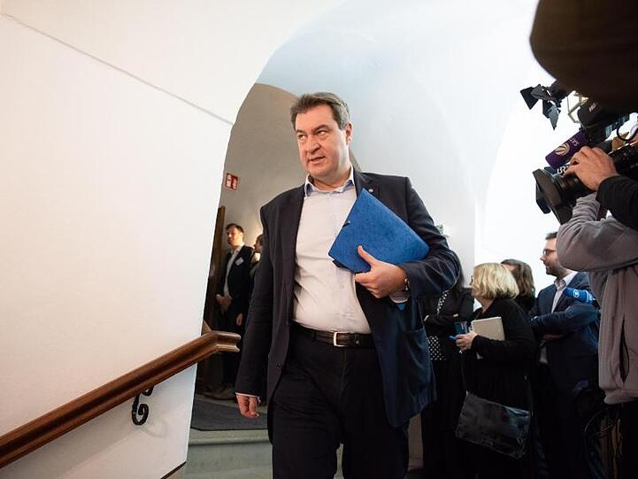 Markus Söder (CSU), Ministerpräsident von Bayern, wird beim Gang zu einer Besprechung von Kameramännern gefilmt. Foto: Nicolas Armer