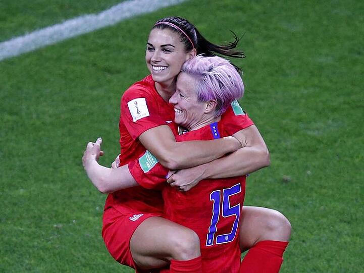Alex Morgan feiert nach ihrem fünften Tor im Spiel gegen Thailand mit Megan Rapinoe.