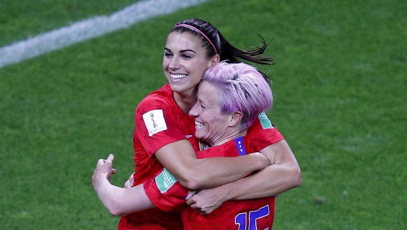 Alex Morgan feiert nach ihrem fünften Tor im Spiel gegen Thailand mit Megan Rapinoe. Alex Morgan feiert nach ihrem fünften Tor im Spiel gegen Thailand mit Megan Rapinoe.
