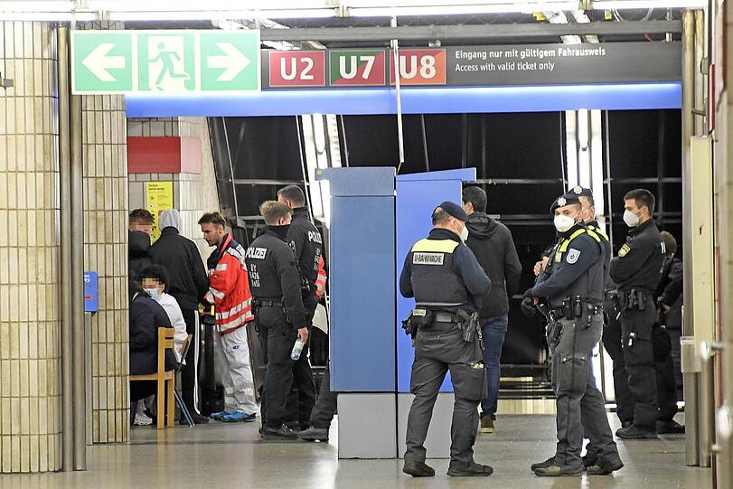 Polizisten und Sanitäter im U-Bahnhof Karl-Preis-Platz