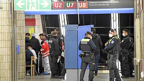 Polizisten und Sanitäter im U-Bahnhof Karl-Preis-Platz