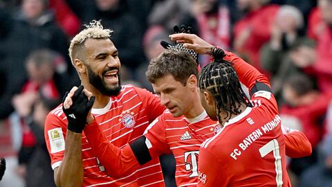 Die Spieler des FC Bayern jubeln nach dem 1:0 Treffer durch Thomas Müller (M) mit  Eric Maxim Choupo-Moting (l)  und Serge Gnabry (r).