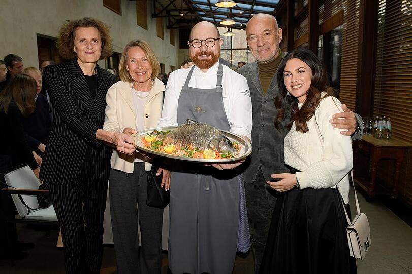 Hotel-Chefin Innegrit Volkhardt (v.l.) mit Sybille Beckenbauer, Küchen-Chef Philipp Pfisterer sowie Heiner und Viktoria Lauterbach beim traditionellen Karpfenessen im Bayerischen Hof. Hotel-Chefin Innegrit Volkhardt (v.l.) mit Sybille Beckenbauer, Küchen-Chef Philipp Pfisterer sowie Heiner und Viktoria Lauterbach beim traditionellen Karpfenessen im Bayerischen Hof.