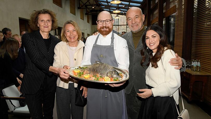 Hotel-Chefin Innegrit Volkhardt (v.l.) mit Sybille Beckenbauer, K&uuml;chen-Chef Philipp Pfisterer sowie Heiner und Viktoria Lauterbach beim traditionellen Karpfenessen im Bayerischen Hof.