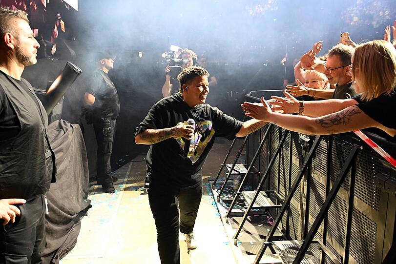 Kerstin Ott klatscht sich mit den Fans ab. Kerstin Ott klatscht sich mit den Fans ab.