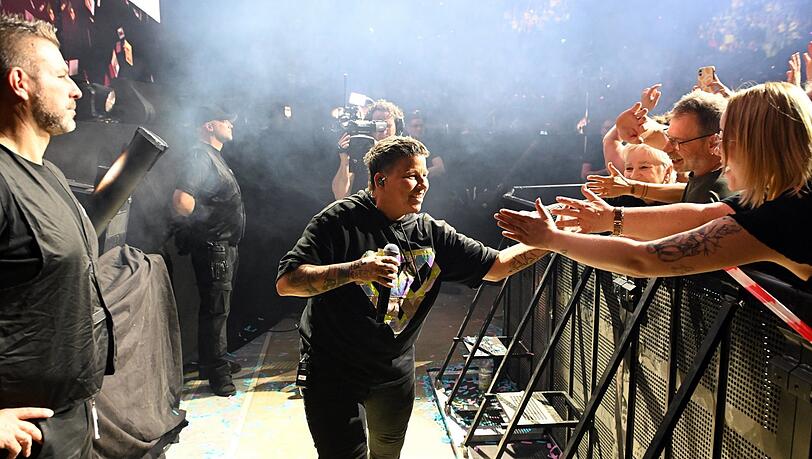 Kerstin Ott klatscht sich mit den Fans ab.