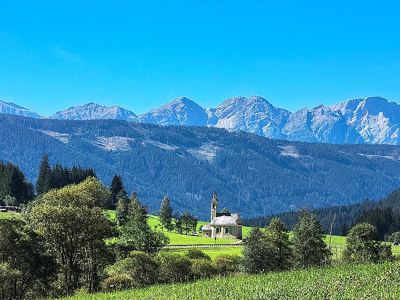 Das Kirchlein Preindl im Gsiesertal, dahinter die Pragser Dolomiten.