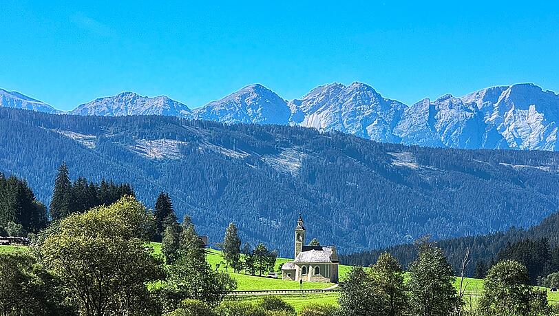 Das Kirchlein Preindl im Gsiesertal, dahinter die Pragser Dolomiten. Das Kirchlein Preindl im Gsiesertal, dahinter die Pragser Dolomiten.