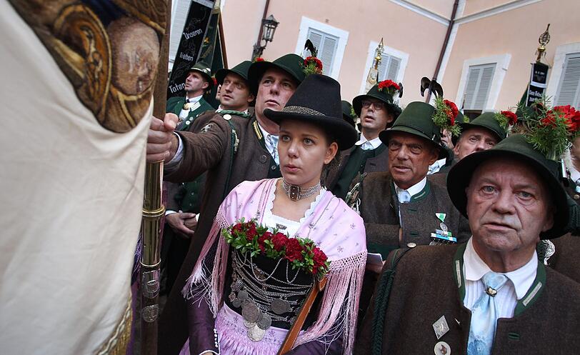 Volksmusikanten, Trachtler und Gebirgsschützen haben für Papst Benedikt XVI. einen bayerischen Festabend in der päpstlichen Sommerresidenz in Castel Gandolfo veranstaltet.