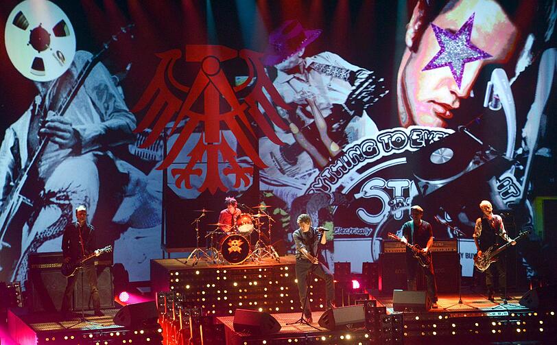 Große Show: Die Toten Hosen mit Sänger Campino auf der "Wetten, dass...?"-Bühne.