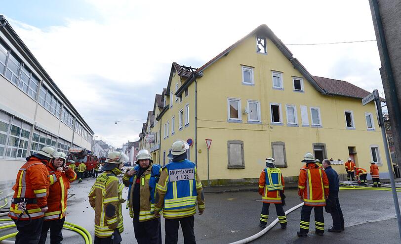 In den Flammen kamen mindestens acht Menschen ums Leben, darunter sieben Kinder. Die Bilder von den Löscharbeiten.