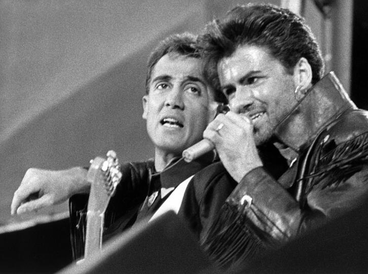 Das britische Pop-Duo Wham! - Andrew Ridgeley (l) und George Michael - aufgenommen am 28.06.1986 während ihres Abschiedskonzerts im ausverkauften Wembley Stadion in London.