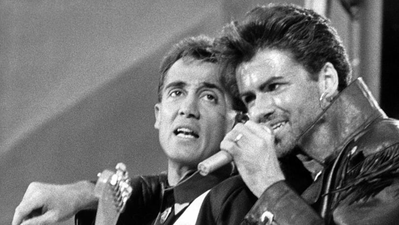 Das britische Pop-Duo Wham! - Andrew Ridgeley (l) und George Michael - aufgenommen am 28.06.1986 während ihres Abschiedskonzerts im ausverkauften Wembley Stadion in London. Das britische Pop-Duo Wham! - Andrew Ridgeley (l) und George Michael - aufgenommen am 28.06.1986 während ihres Abschiedskonzerts im ausverkauften Wembley Stadion in London.