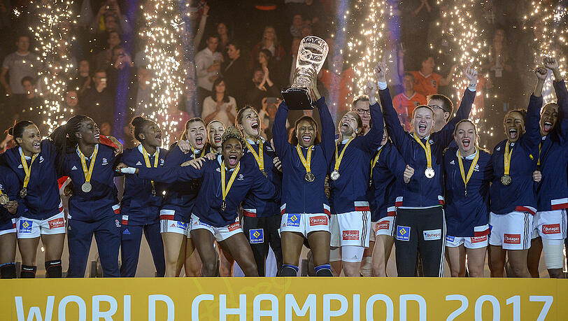 Die französischen Handball-Heldinnen lassen sich in der Barclaycard Arena in Hamburg feiern. Die französischen Handball-Heldinnen lassen sich in der Barclaycard Arena in Hamburg feiern.