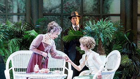 Gespräch unter Frauen: Higgins (Michael Dangl) belauscht seine Mutter (Cornelia Froboess) und Eliza (Nadine Zeintl).