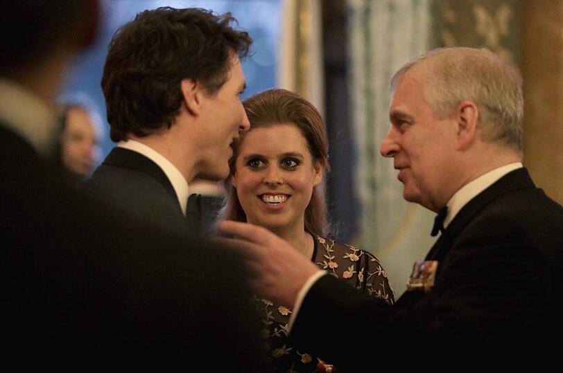 Prinzessin Beatrice und ihr Vater Prinz Andrew (re.) sowie Justin Trudeau (kanadischer Premierminister)
