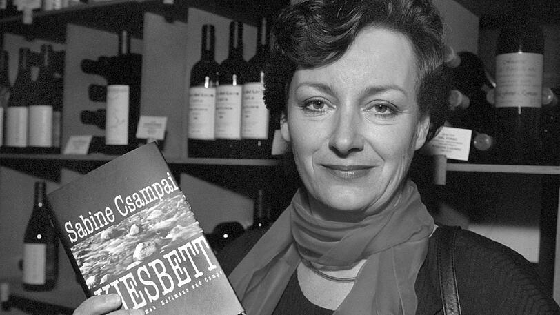 1997, nach ihrer Zeit im Bürgermeisteramt, veröffentlicht Sabine Csampai den Polit-Sex-Krimi "Kiesbett".