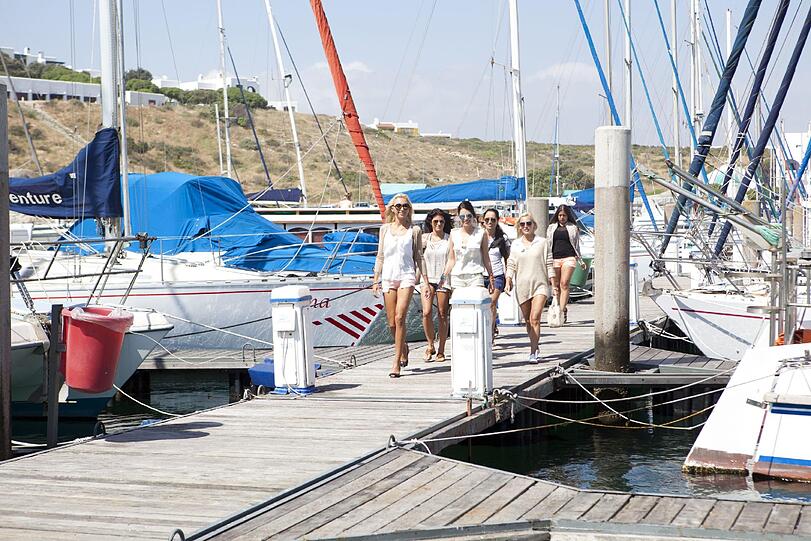 Die auserwählten Ladies kommen am Hafen an, um mit Bachelor Christian auf dem Boot zum Strand in Langebaan zu reisen.