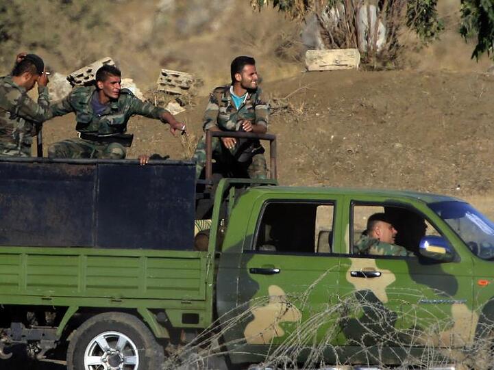 Syrische Soldaten auf dem Weg zum Grenzübergang Quneitra zwischen Syrien und den von Israel kontrollierten Golanhöhen.