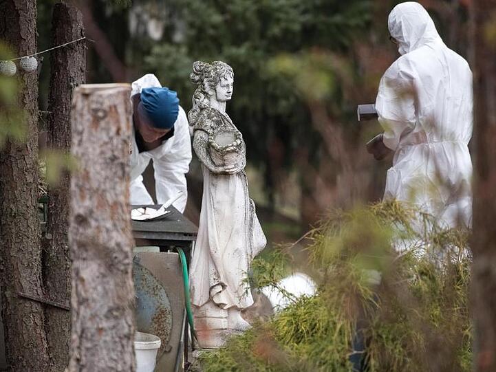 Kriminaltechniker der Berliner Polizei untersuchen das Haus und den Garten der Schwester der verschwundenen 15-jährigen Rebecca.