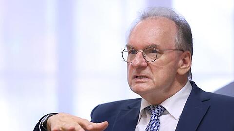 Reiner Haseloff (CDU) gestikuliert.