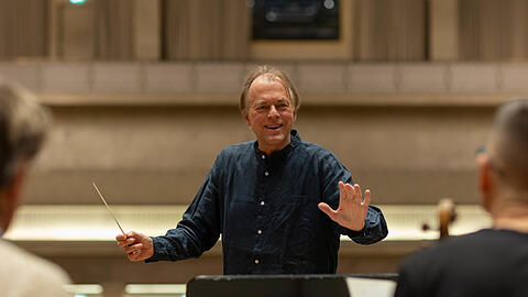 Thomas Hengelbrock und das Symphonieorchester des Bayerischen Rundfunks bei einer Probe im Herkulessaal.