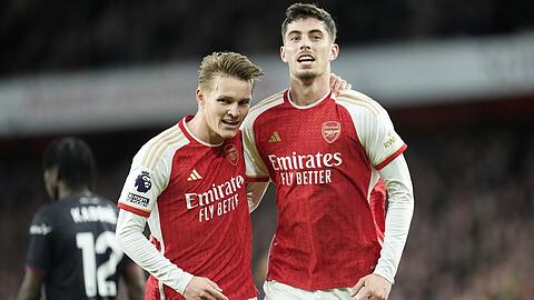 Arsenals Kai Havertz (r) bereitete Martin Ödegaards Treffer zum 1:0 vor.