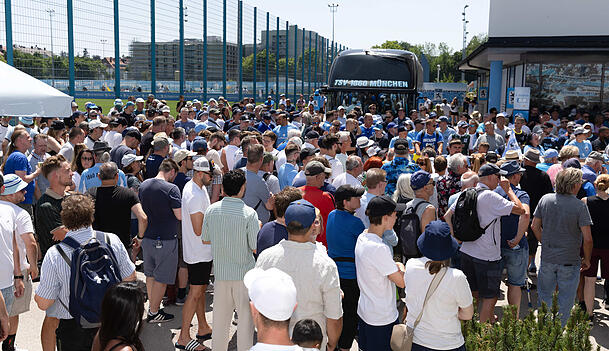 Rund 1.000 Fans strömen am Sonntag zum Trainingsauftakt des TSV 1860 nach Giesing. Rund 1.000 Fans strömen am Sonntag zum Trainingsauftakt des TSV 1860 nach Giesing.