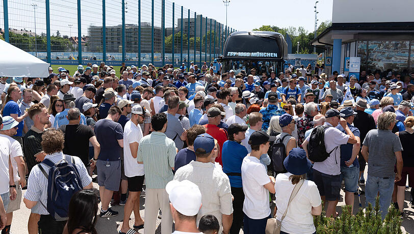Rund 1.000 Fans strömen am Sonntag zum Trainingsauftakt des TSV 1860 nach Giesing.