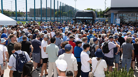Rund 1.000 Fans strömen am Sonntag zum Trainingsauftakt des TSV 1860 nach Giesing.