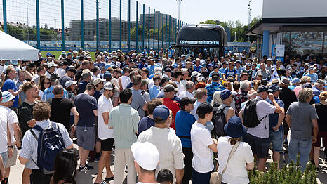 Rund 1.000 Fans strömen am Sonntag zum Trainingsauftakt des TSV 1860 nach Giesing.