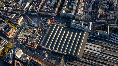 Der M&uuml;nchner Hauptbahnhof von oben: Das Areal s&uuml;dlich und n&ouml;rdlich ist aktuell von dem Stromausfall betroffen.