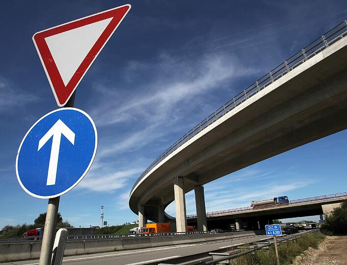 Dreifach-Sandwich: Unten die A92, darüber die A9 und ganz oben der Overfly &ndash; die neue Auffahrt für Autofahrer, die vom Flughafen kommen.