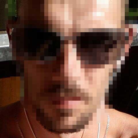 So sieht sein Profil-Foto aus, bevor er es am 15. Januar ändert. Nach dem coolen Selfie mit Sonnenbrille und Kettchen wechselt er das Bild und zeigt einen süßen blonden Jungen mit Plüschhasen.
