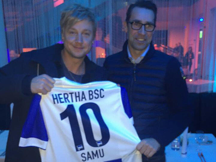 Michael Preetz (r.) überreicht Samu Haber ein Hertha-BSC-Trikot