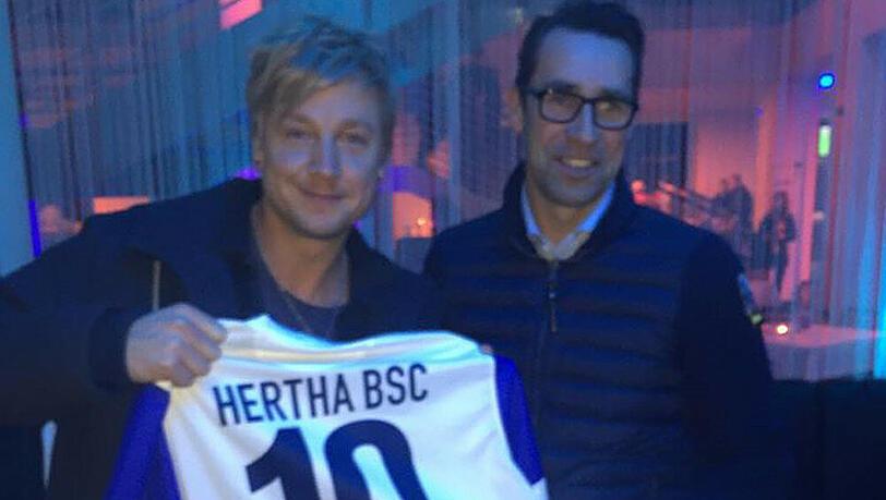 Michael Preetz (r.) überreicht Samu Haber ein Hertha-BSC-Trikot Michael Preetz (r.) überreicht Samu Haber ein Hertha-BSC-Trikot