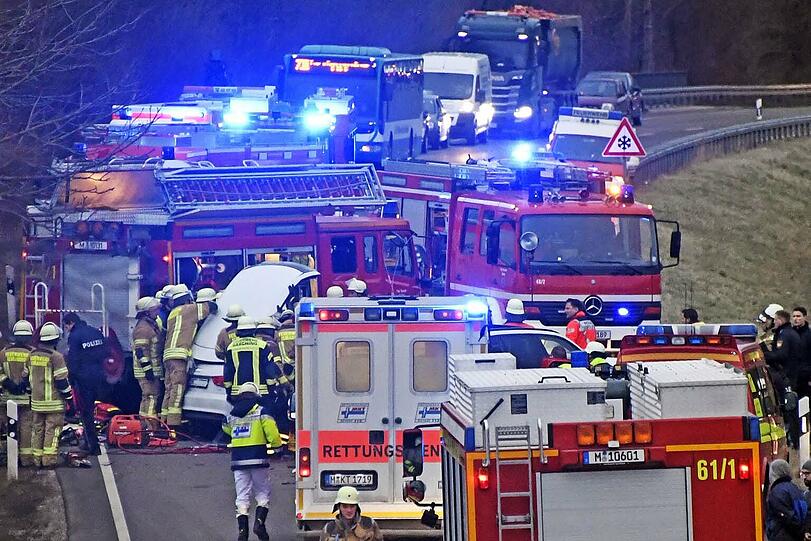 Auf der B471 bei Garching ist am Donnerstag ein Auto in den Gegenverkehr geraten und mit einem entgegenkommenden Auto kollidiert.