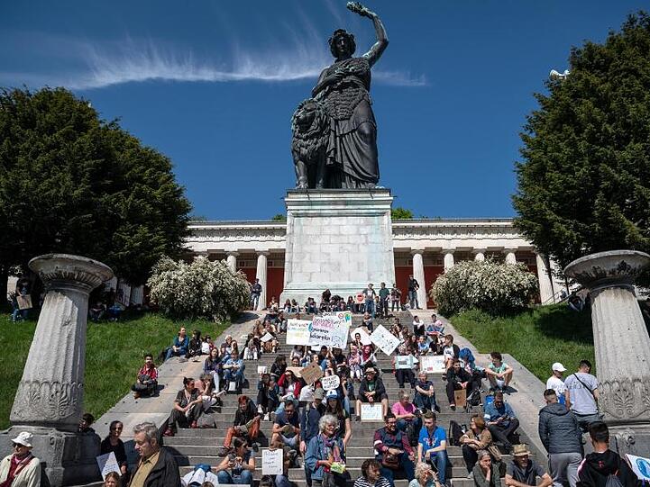 Schülerinnen und Schüler demonstrieren vor der Bavaria Statue während des Fridays for Future &ndash; Klimastreiks. Foto: Sina Schuldt