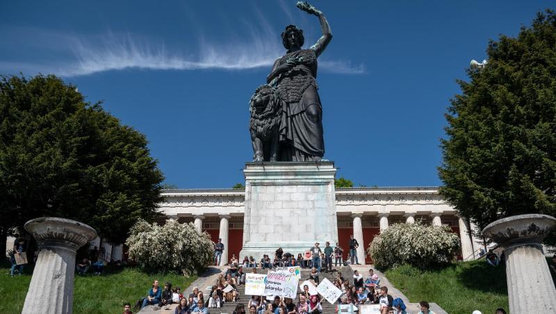 Schülerinnen und Schüler demonstrieren vor der Bavaria Statue während des Fridays for Future – Klimastreiks. Foto: Sina Schuldt Schülerinnen und Schüler demonstrieren vor der Bavaria Statue während des Fridays for Future – Klimastreiks. Foto: Sina Schuldt