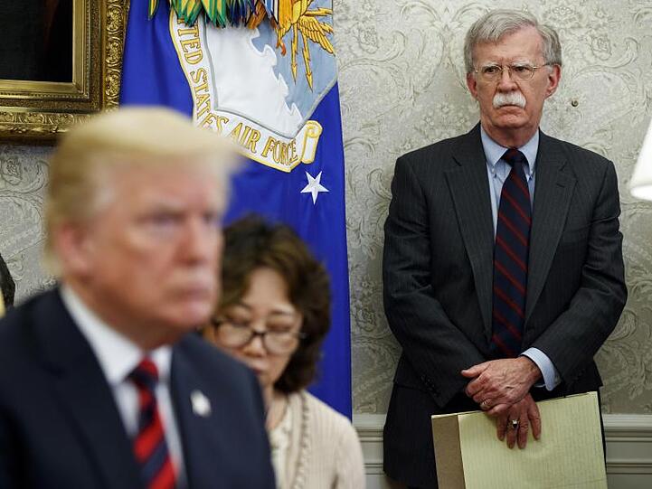 Der damalige US-Sicherheitsberater John Bolton (r) im Mai 2018 neben Donald Trump.