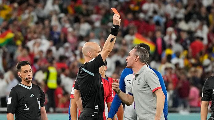 Südkoreas Cheftrainer Paulo Bento sah nach dem Schlusspfiff noch die die Rote Karte. Südkoreas Cheftrainer Paulo Bento sah nach dem Schlusspfiff noch die die Rote Karte.