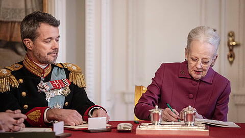 Königin Margrethe unterschreibt ihre Abdankung. Mit Frederiks Unterschrift ist er am 14. Januar König geworden