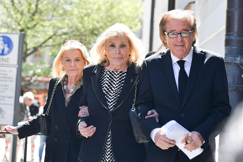 Ein schwerer Weg f&uuml;r Witwe Monique Adorf: Unterwegs zur Trauerfeier f&uuml;r ihren verstorbenen Mann Mario Adorf in Begleitung von Michael Stark (r.).