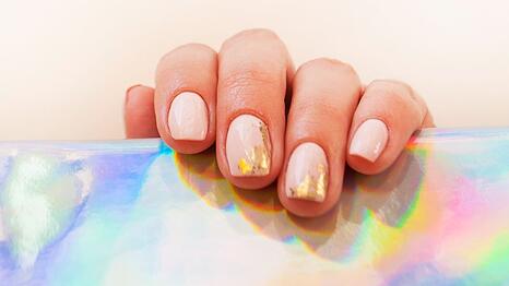 Mermaid Nails setzen diesen Sommer auf schimmernde Lichtreflexe.