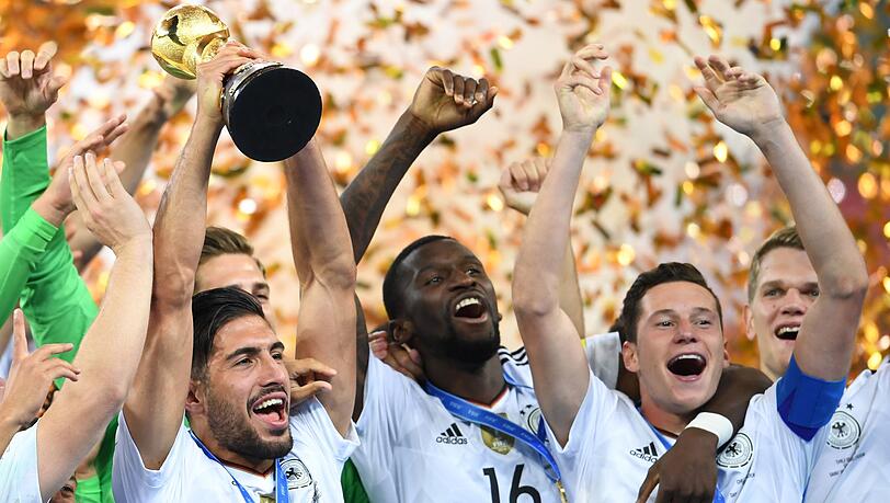Mit Emre Can (l.) und Julian Draxler (r.) bejubelt Rüdiger (m.) den Gewinn des Confed Cups 2017. (Archivbild) Mit Emre Can (l.) und Julian Draxler (r.) bejubelt Rüdiger (m.) den Gewinn des Confed Cups 2017. (Archivbild)