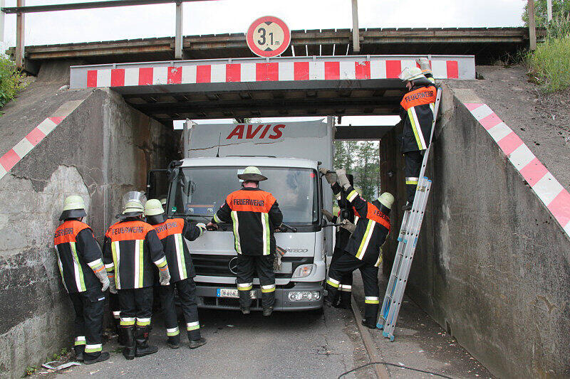 Der 40-jährige Fahrer wollte mit einem Umzugstransporter in Schwindegg im Landkreis Mühldorf eine Bahnunterführung passieren. Sein 3,65 Meter hohes Fahrzeug blieb in der 3,1 Meter hohen Unterführung stecken und musste von der Feuerwehr rausgeschnitten werden.