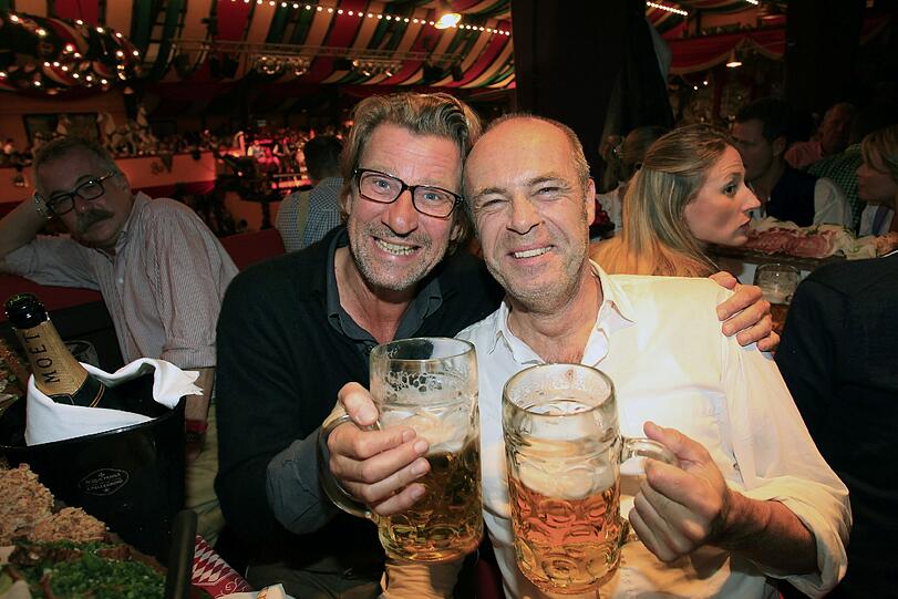 Kremer stößt mit Schauspiel-Kollegen Michael von Au (l.) an.
