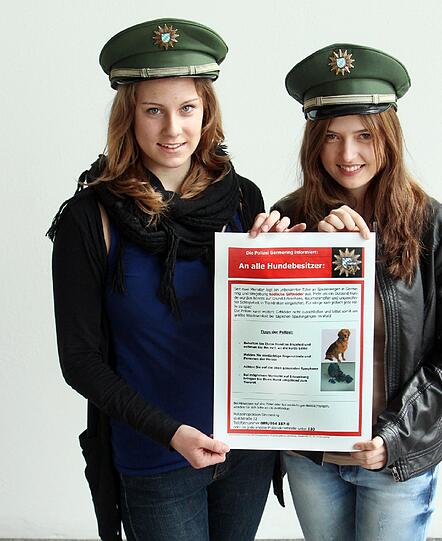 Jagd auf den Hundehasser! Die Germeringer Polizei und die beiden Praktikantinnen Alexandra und Sarah haben ein Plakat entworfen, das Hundebesitzer warnen soll.