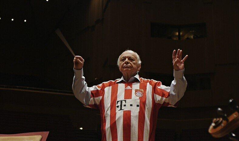 Mit ihrem Chefdirigenten Lorin Maazel unterstützen die Münchner Philharmoniker den FC Bayern für's Finale in Wembley: Ein Youtube-Video feuert die Spieler an, den Pokal nach München zu holen.