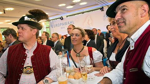 &bdquo;Das gibt&rsquo;s doch nicht!&ldquo; CSU-Anhänger in Tracht verfolgen schockiert die ersten Hochrechnungen. Schon jetzt steht fest: Es ist ein Debakel.